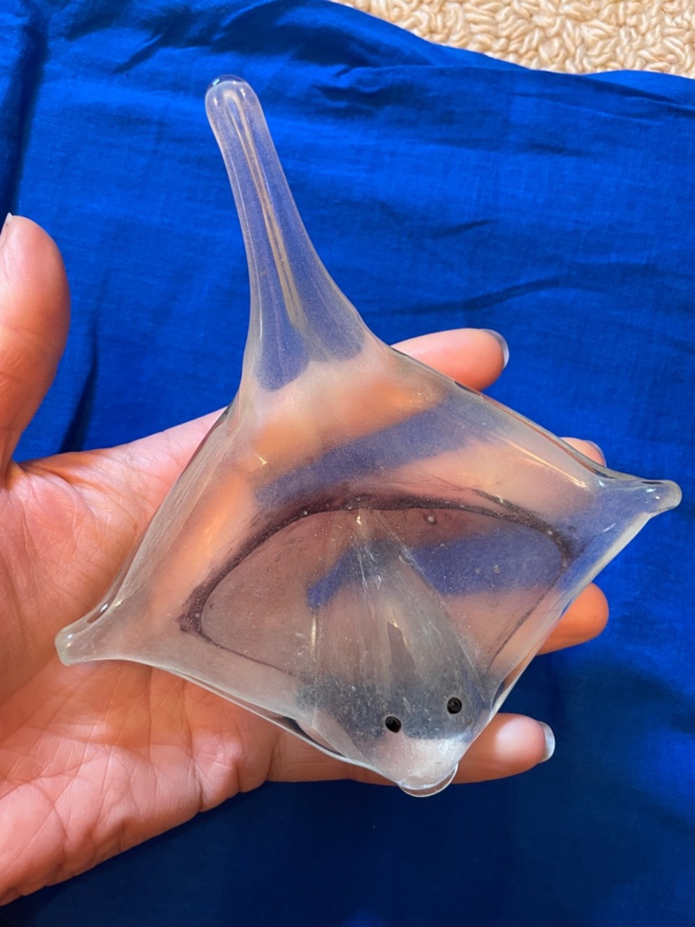 Glow in the dark blown glass stingray - Picture 4 of 4